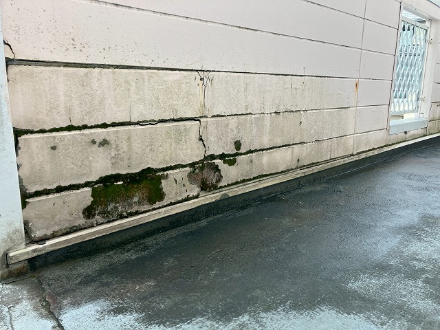 下の部分が破損している